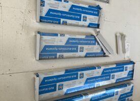 Fensterbänke Serie SUPER S 2018  Ausladung: 225 mm Farbe: eloxiert E6/EV1 Naturton hell  1x 795 mm, 1x 895 mm, 1x 1.115 mm, 1x 1.345 mm,  1x 895 mm