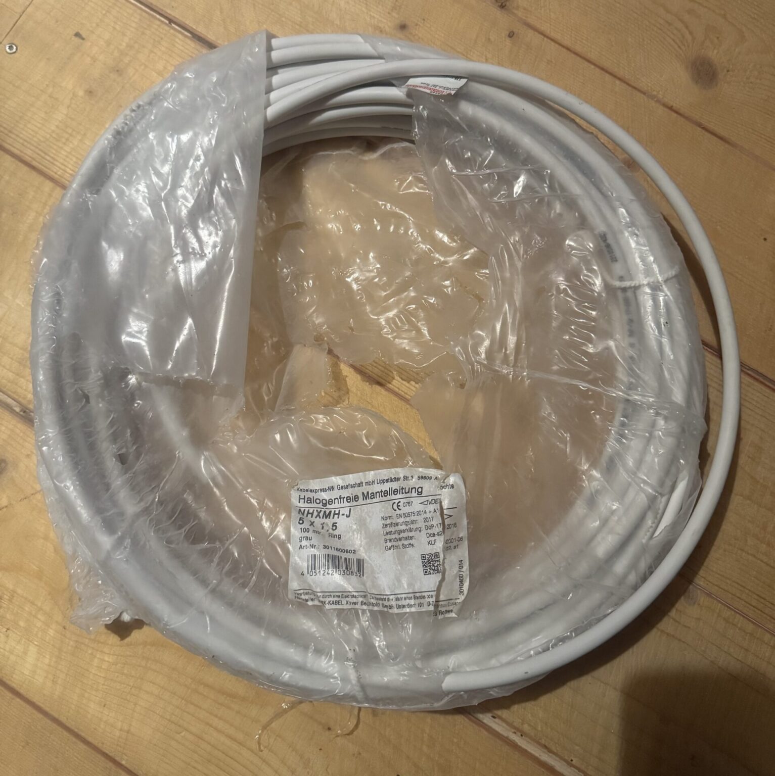 einige Meter Stromkabel NYM-J 3 x 1,5 mm² und Mantelleitung NHXMH-J 5×1,5