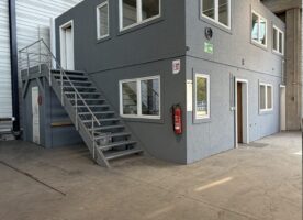 Zweigeschossiges Meisterbüro / Hallenbüro in Holzbauweise - Büro Fenster Türen Klima WC Elektro