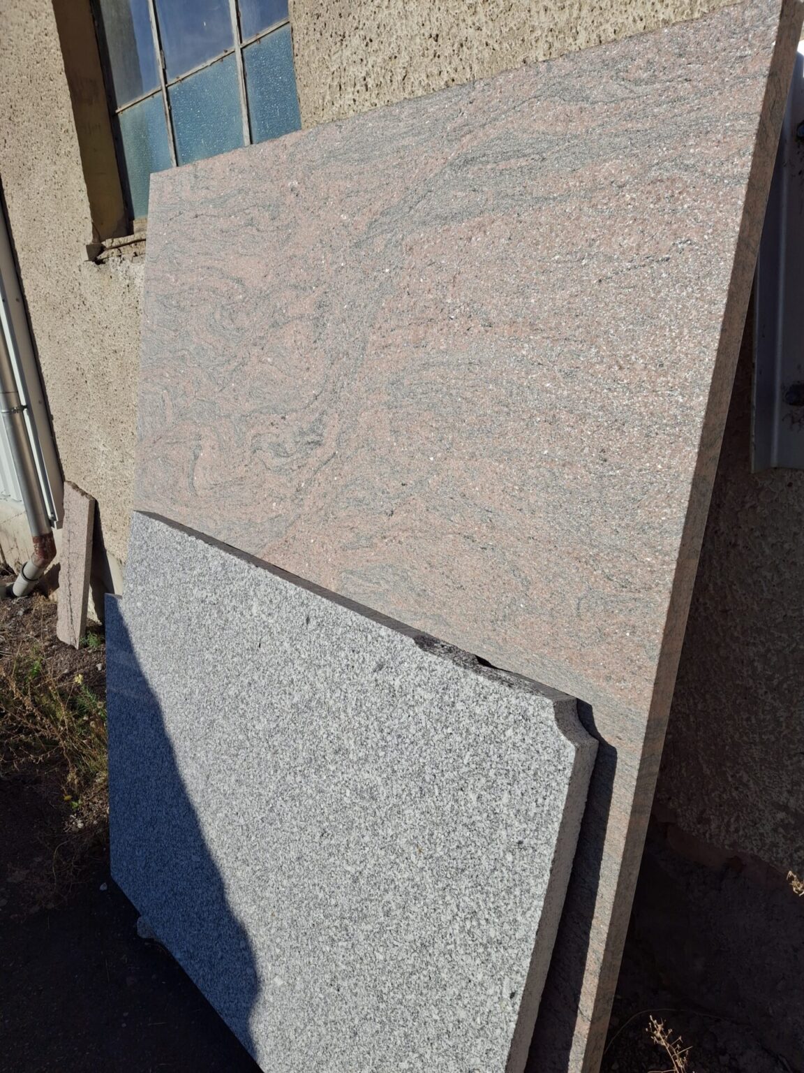 Grabsteine und Unmaßtafeln, Granit und Marmor
