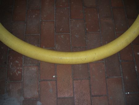 Geripptes Plastikrohr, gelb, 10cm Dm Geripptes Plastikrohr, gelb, 10cm Dm