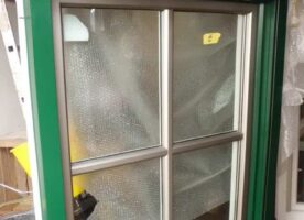 INTERNORM Holz-Aluminium-Fenster mit Kreuzsprosse und Vorbau-Raffstore mit Kurbelstange