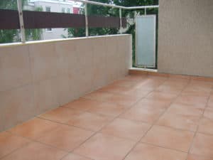 Balkon mit Steinzeugfliesen Balkon mit Steinzeugfliesen