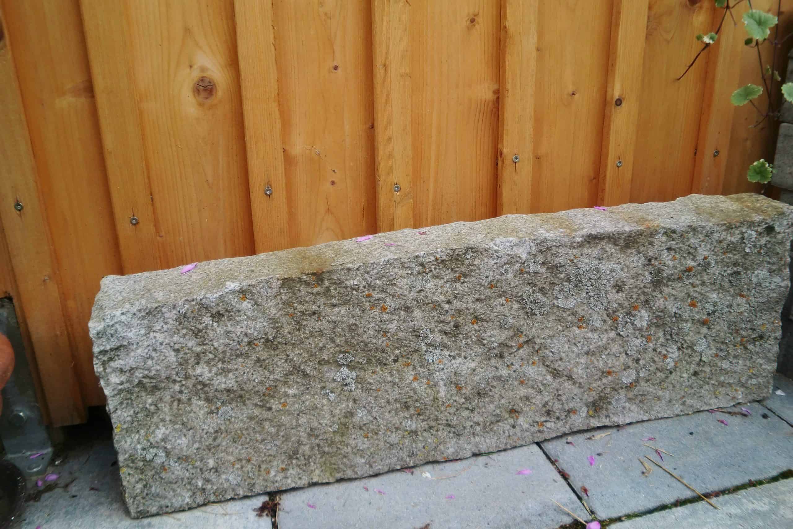 Granit-Leistenstein / Rabatte L 75 cm, H 25 cm, T 8 cm (ca.)