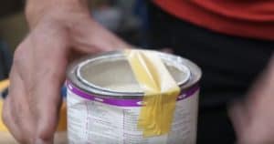 Wie auf dem Bild gezeigt, klebst du zwei Streifen Kreppband mittig über die Farbdose. Damit verklebt dir die Farbdose nie wieder. Wie auf dem Bild gezeigt, klebst du zwei Streifen Kreppband mittig über die Farbdose. Damit verklebt dir die Farbdose nie wieder.