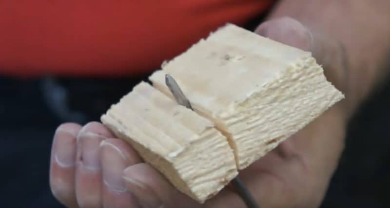 Das Ergebnis wenn du einen Nagel am Rand einschlägst: Das Holzbrett reißt. Wir zeigen dir wie es besser geht. Das Ergebnis wenn du einen Nagel am Rand einschlägst: Das Holzbrett reißt. Wir zeigen dir wie es besser geht.