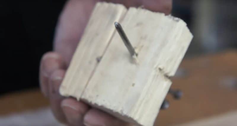 Das Holzbrett reißt nicht wenn du den Nagel dafür stumpf schlägst. Dadurch reißt das Holz nicht mehr. Das Holzbrett reißt nicht wenn du den Nagel dafür stumpf schlägst. Dadurch reißt das Holz nicht mehr.