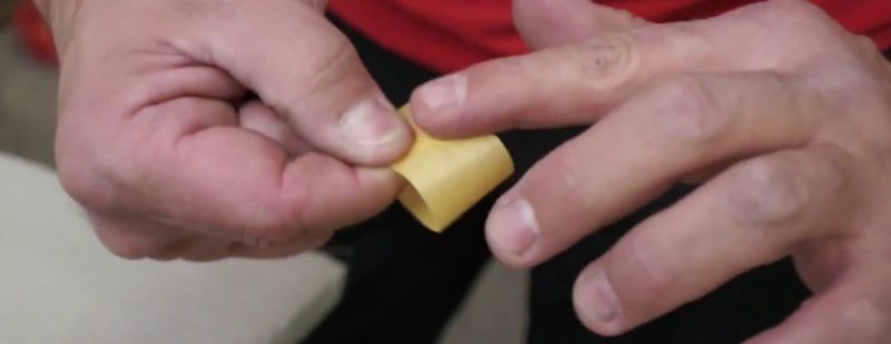 Um Pinselhaare in der Farbe zu entfernen musst du ein Stück Kreppband mit der umgekehrten Seite zusammenkleben. Um Pinselhaare in der Farbe zu entfernen musst du ein Stück Kreppband mit der umgekehrten Seite zusammenkleben.