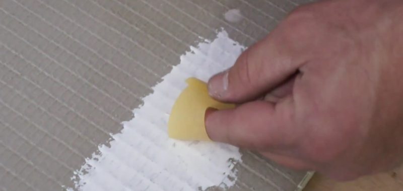 Das Kreppband kannst du dann nutzem um auf die Fläche mit dem Pinselhaar zu tupfen um dieses zu entfernen. Das Kreppband kannst du dann nutzem um auf die Fläche mit dem Pinselhaar zu tupfen um dieses zu entfernen.