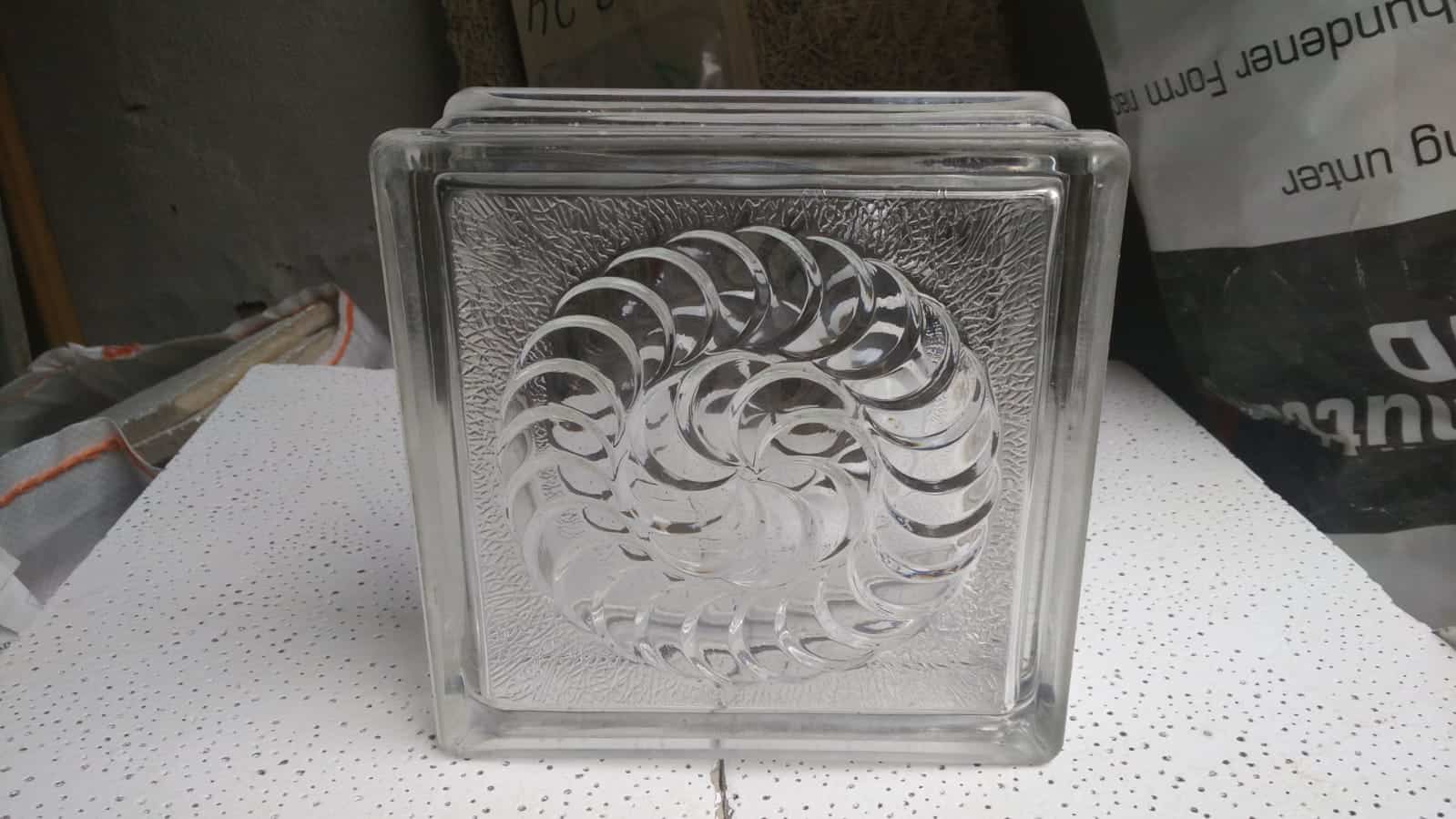Glasbausteine – Blickfang: schönes Spiral-Motiv – Glassteine