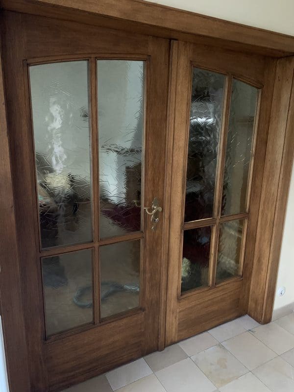 Holztür mit gelblichem Glas