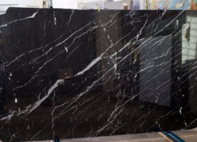 Hochwertige Marmor-Formatplatten „Negro Marquina“