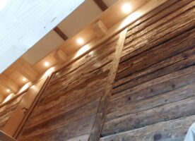 Sonnenverbrannte Bretter aus Altholz