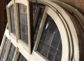 Altes antikes Bogenfenster mit Bleiverglasung