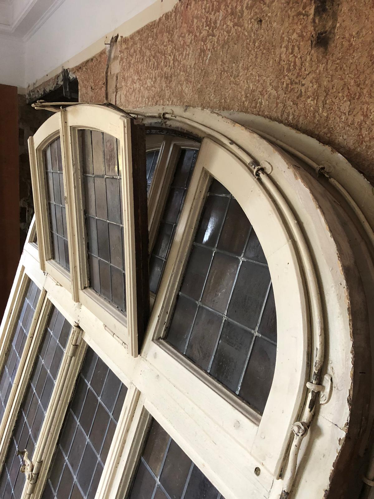 Altes antikes Bogenfenster mit Bleiverglasung