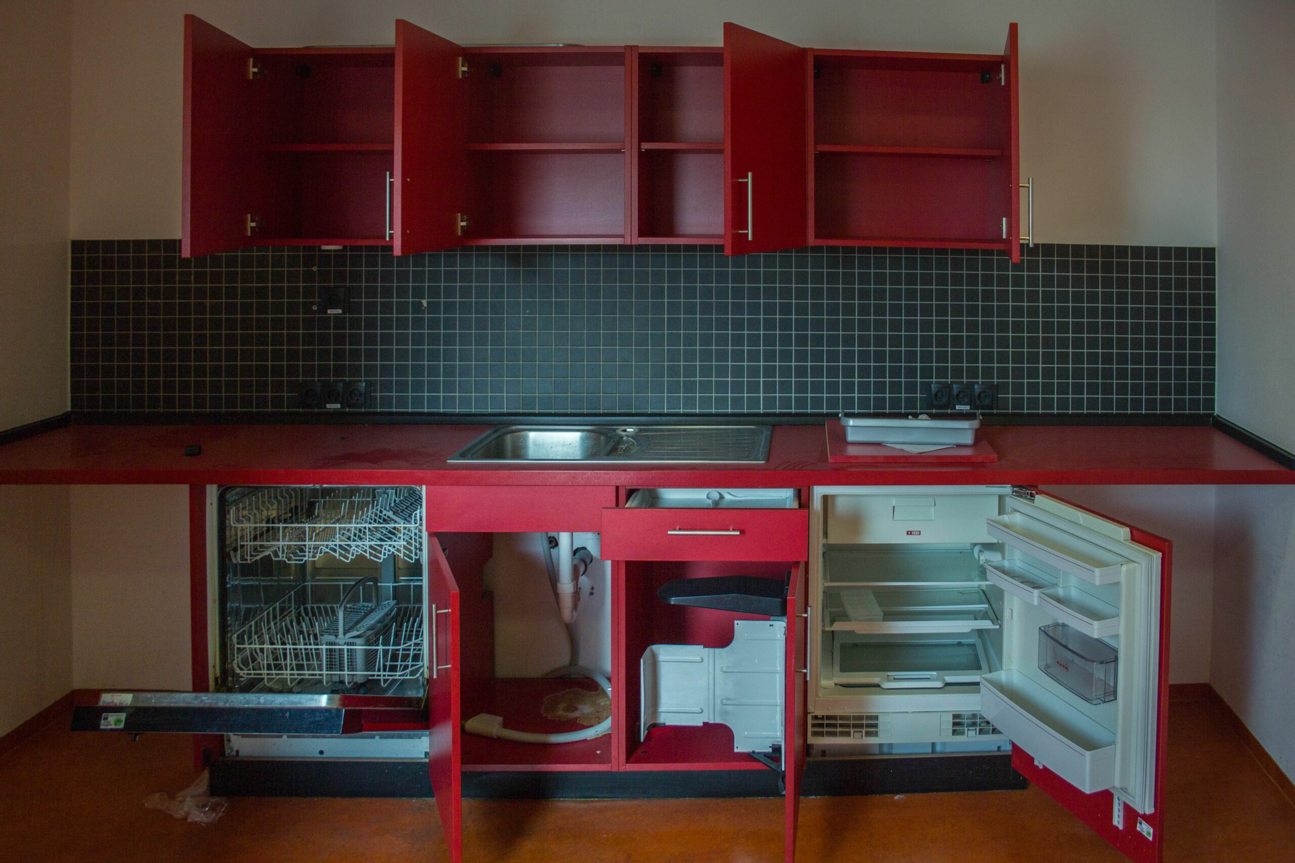 Rote Einbauküche, Küche, Küchengeräte inkl. (mit Ausbau)