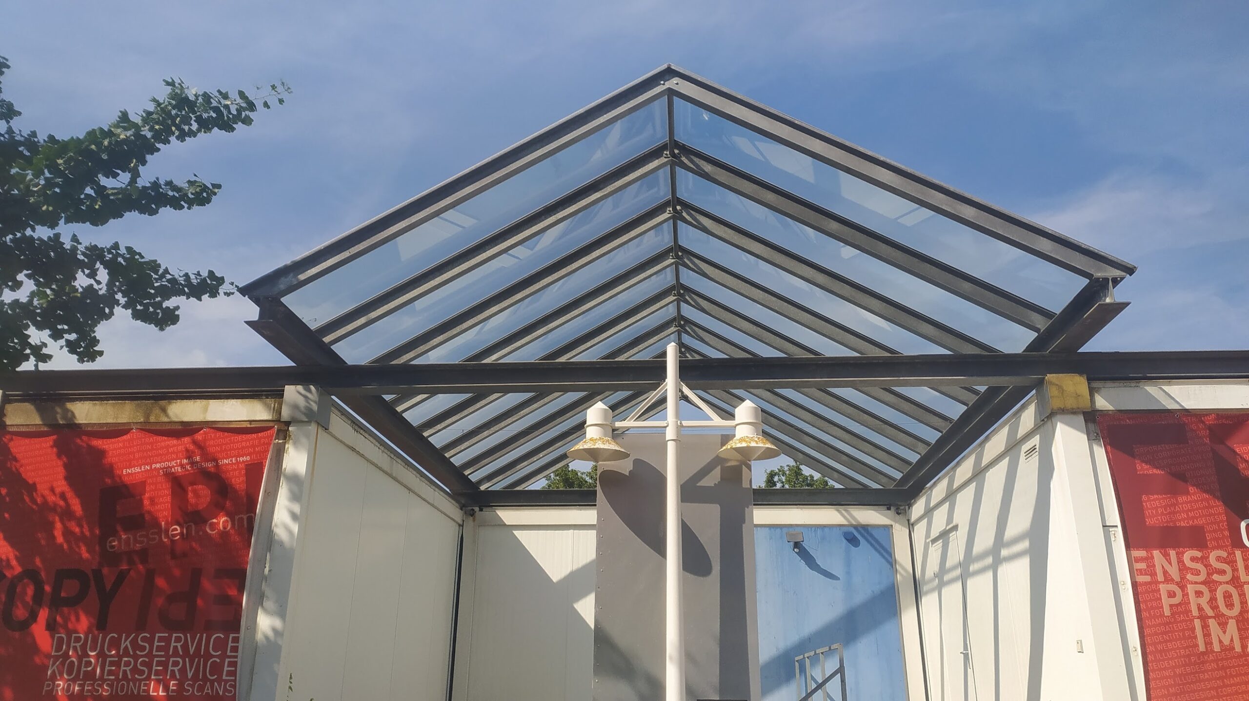 Glasdach mit Stahlelementen und Stahlträger