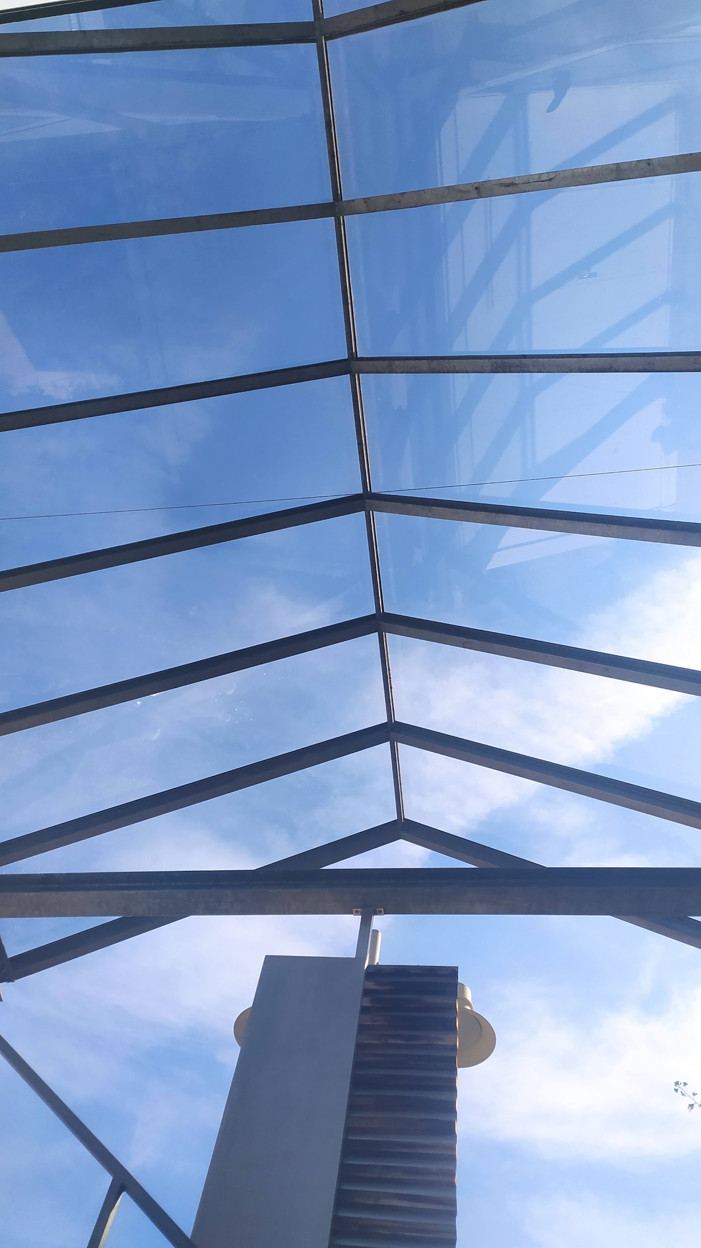 Glasdach mit Stahlelementen und Stahlträger