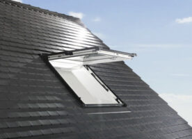 Roto R8 Klapp-Schwingfenster aus Kunststoff Anthrazit (740x1180) Dreifachverglast