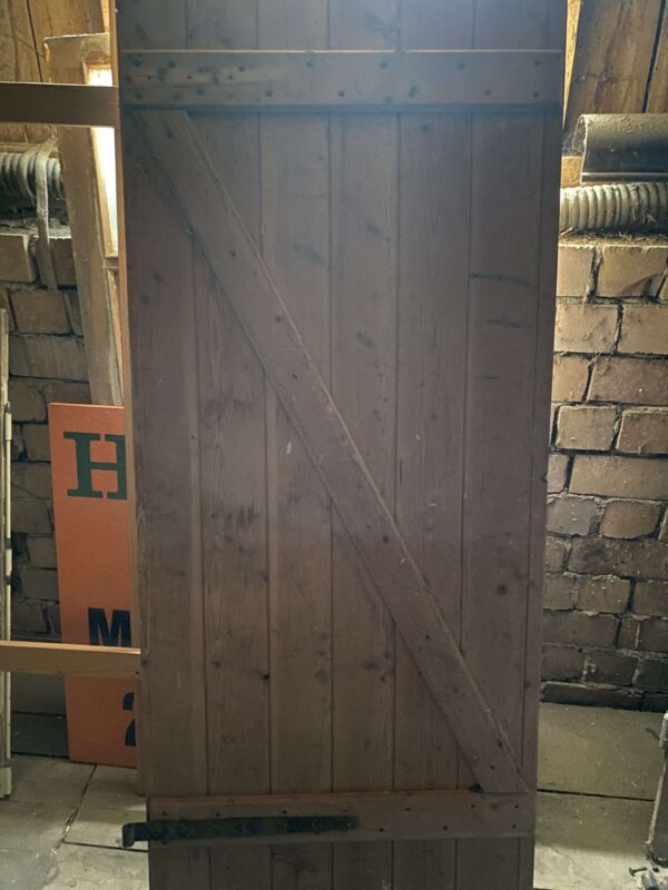 schlichte Brettertüre