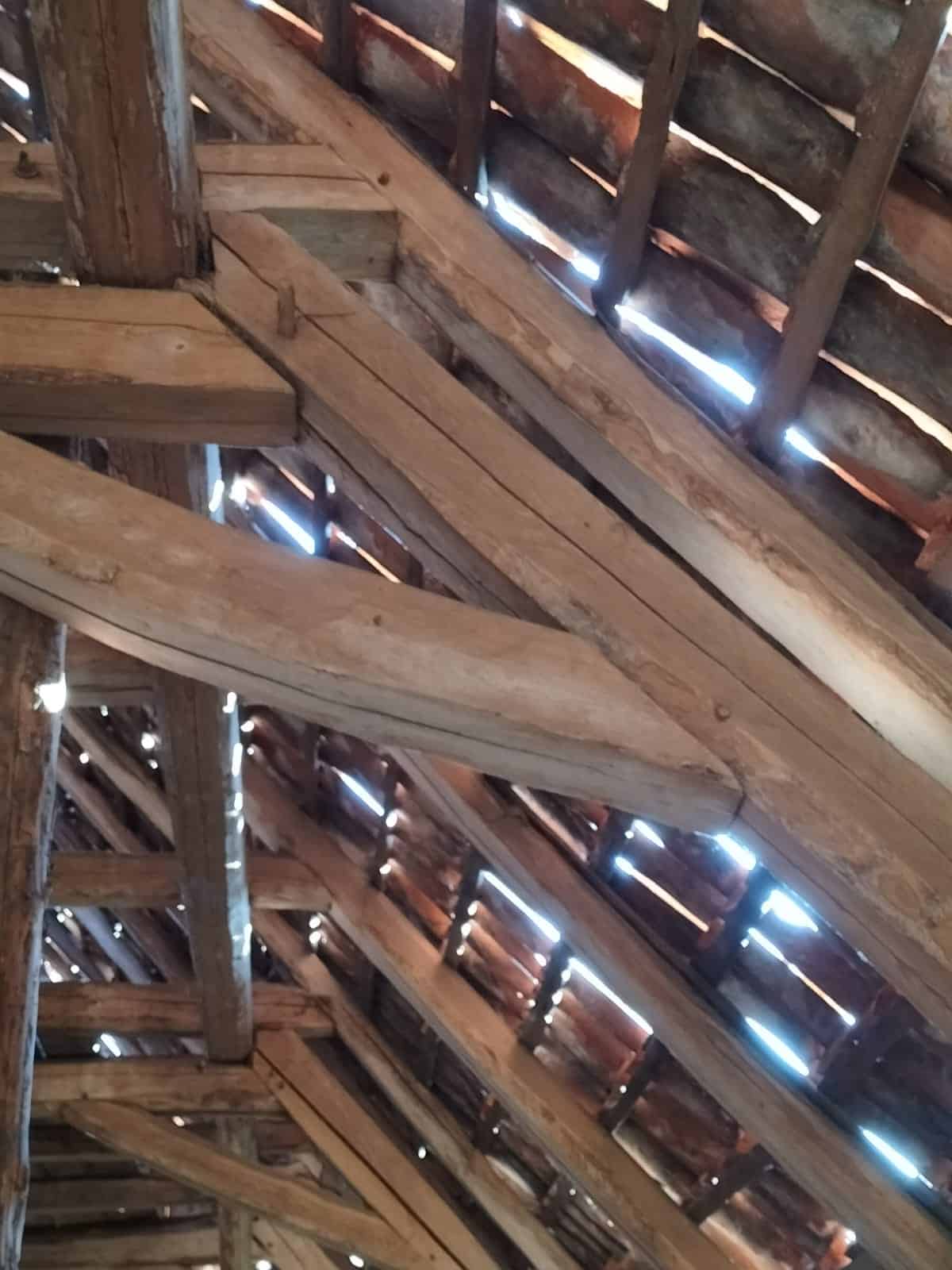 Historische Dachziegel und Dachstuhlbalken
