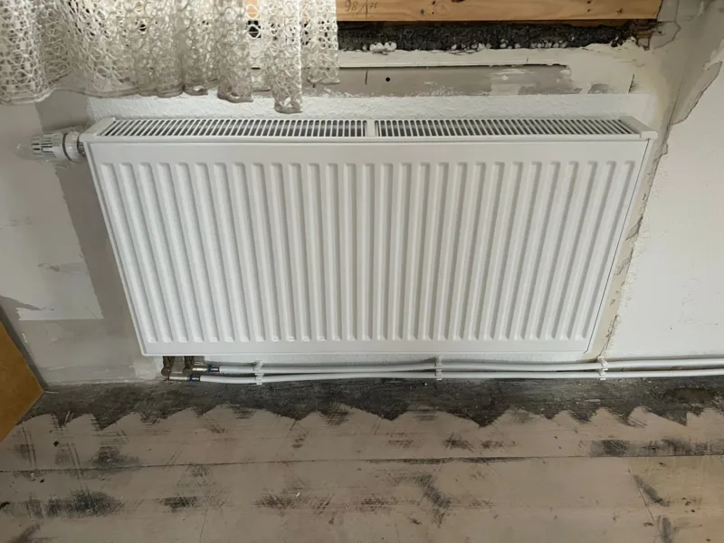 12 x Buderus Flachheizkörper (2023 wie NEU) mit Thermostat-Köpfen