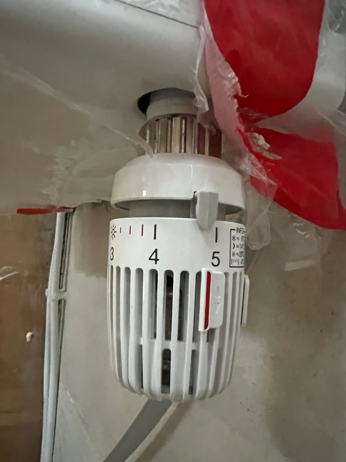 12 x Buderus Flachheizkörper (2023 wie NEU) mit Thermostat-Köpfen