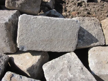 Groß-Pflaster aus Schwarzwälder Granit, ca. 14 – 20 cm, antik – 1000 kg