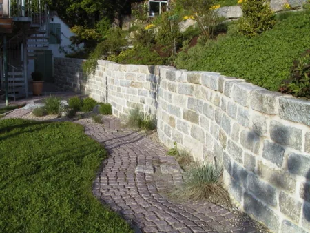 Mauersteine aus Schwarzwälder Granit, ca. 15-20 x 25-30 x 30-80 cm, antik – 1000 kg