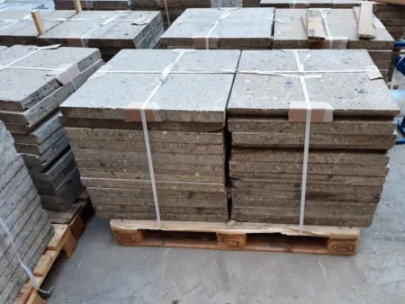 Bodenplatten aus Vulkantuff gesägt, ca. 5 cm stark, rechtwinklig, ca. 65 x 65-70 cm, gebraucht – 1 m²