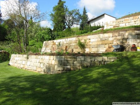Mauersteine aus Schilfsandstein ca. 15-25 cm Schichthöhe, handversetzbar, gebraucht – 1000 kg