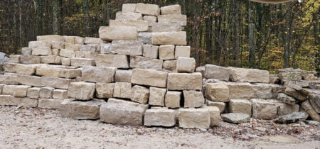 Jurakalk Mauersteine ca. 40 cm hoch, ca. 40 – 50 cm tief, freie Längen, neu – 1000 kg