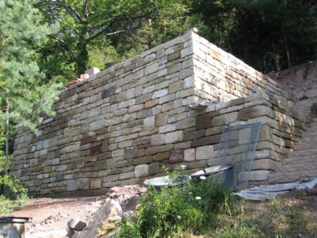 Mauersteine aus Schilfsandstein ca. 15-25 cm Schichthöhe, handversetzbar, gebraucht – 1000 kg