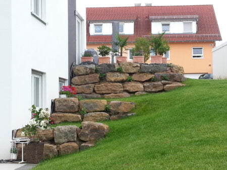 Mauersteine aus Schwarzjura, unterschiedliche Schichthöhen z.B. 20-30 oder 30-40 cm,  neu – 1000 kg
