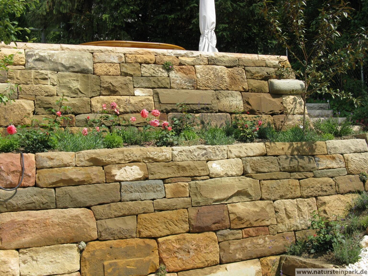 Mauersteine aus Schilfsandstein ca. 15-25 cm Schichthöhe, handversetzbar, gebraucht – 1000 kg