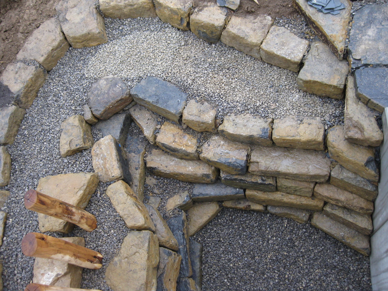Mauersteine aus Schwarzjura, unterschiedliche Schichthöhen z.B. 20-30 oder 30-40 cm,  neu – 1000 kg