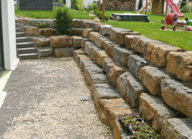 Mauersteine aus Schwarzjura, unterschiedliche Schichthöhen z.B. 20-30 oder 30-40 cm,  neu - 1000 kg