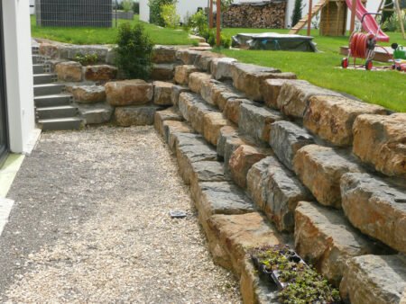 Mauersteine aus Schwarzjura, unterschiedliche Schichthöhen z.B. 20-30 oder 30-40 cm,  neu – 1000 kg