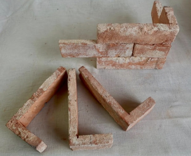Backziegel Bearbeitet und in Fliesenform angebracht.