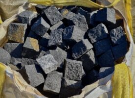 4/6 cm, Schwarzer (swedischen) Granitpflasterstein, roh gespalten