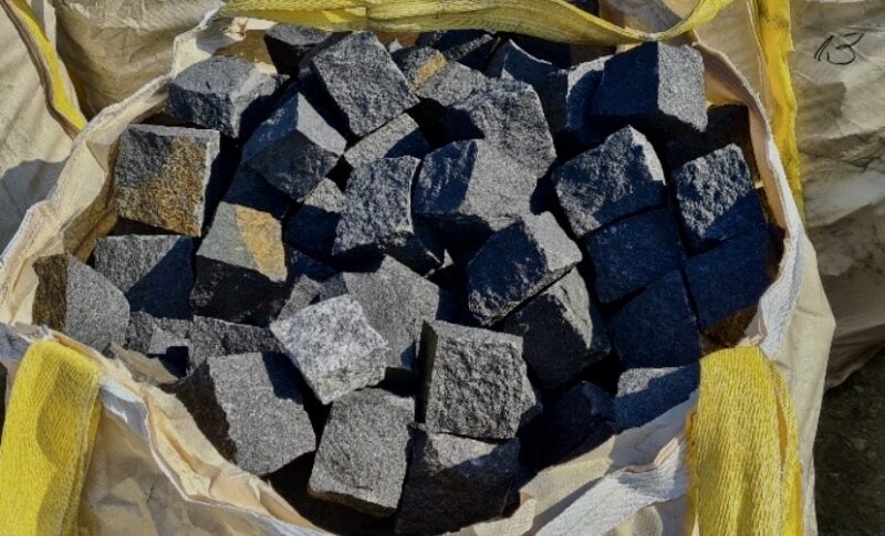 15/17 cm, Schwarzer (swedischen) Granitpflasterstein, roh gespalten