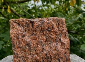8/11 cm, Rote (Vanga) Granitpflasterstein, roh gespalten