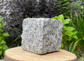 Grauer Granitpflasterstein, roh gespalten, 4/6 cm