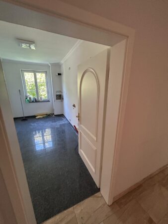 Türen mit Rundbogen und Kassettierung