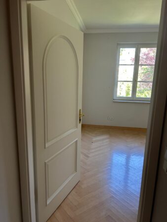 Türen mit Rundbogen und Kassettierung