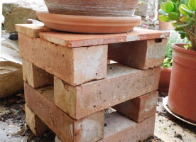 Pflanzenständer Blumentopf Untergestell Garten Konsole Beistelltisch Blumentreppe alte Ziegel Backstein Altziegel DIY
