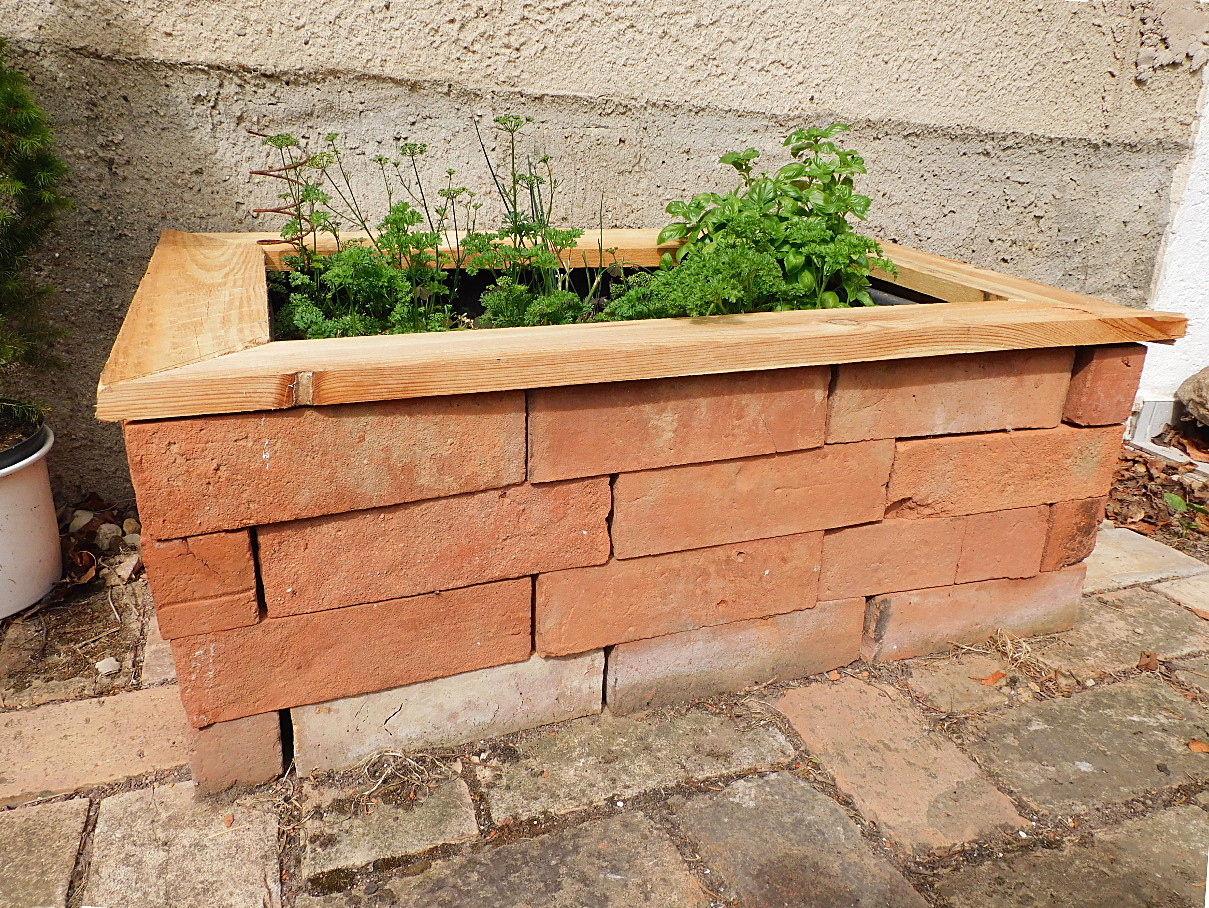 Bausatz günstiges Hochbeet Gartenbeet Kräuterbeet Pflanzkübel original alte Mauersteine Ziegelsteine DIY