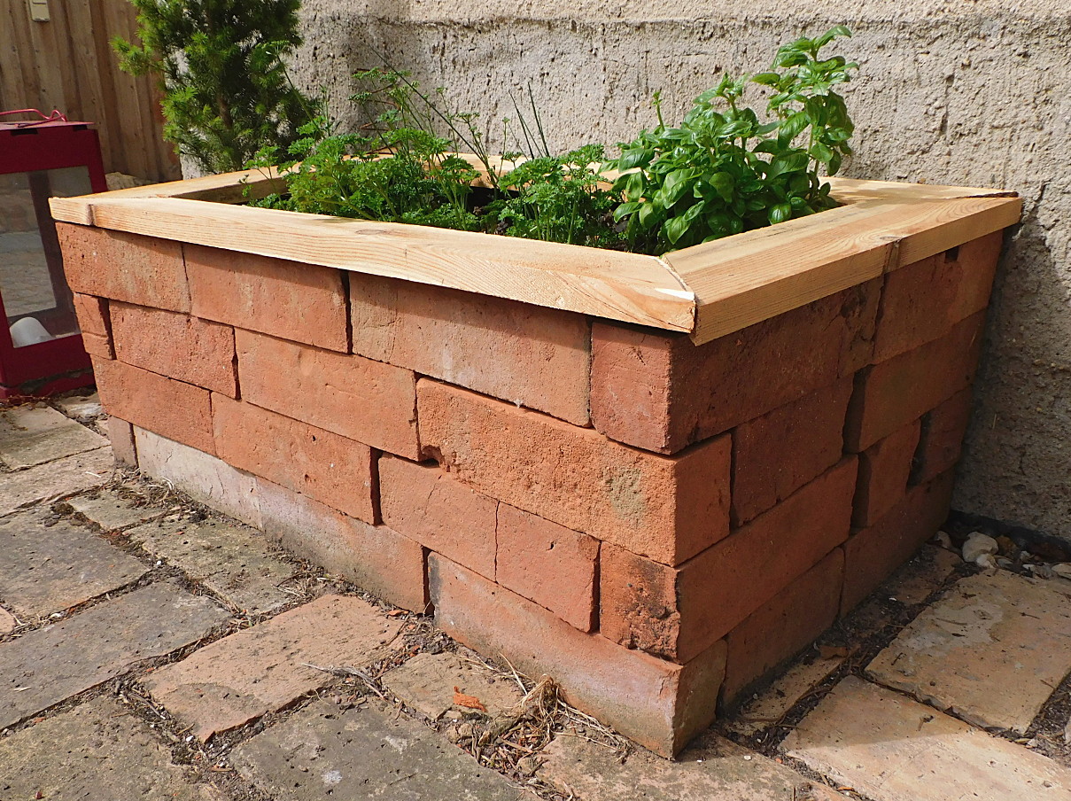 Bausatz günstiges Hochbeet Gartenbeet Kräuterbeet Pflanzkübel original alte Mauersteine Ziegelsteine DIY
