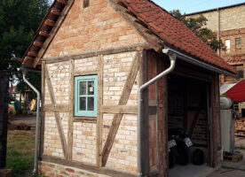 Tiny house Ferienhaus Gartenlaube Nachhaltig wohnen Altholz Restbaustoffe alte Dachziegel Altziegel Klinker Altholzbalken