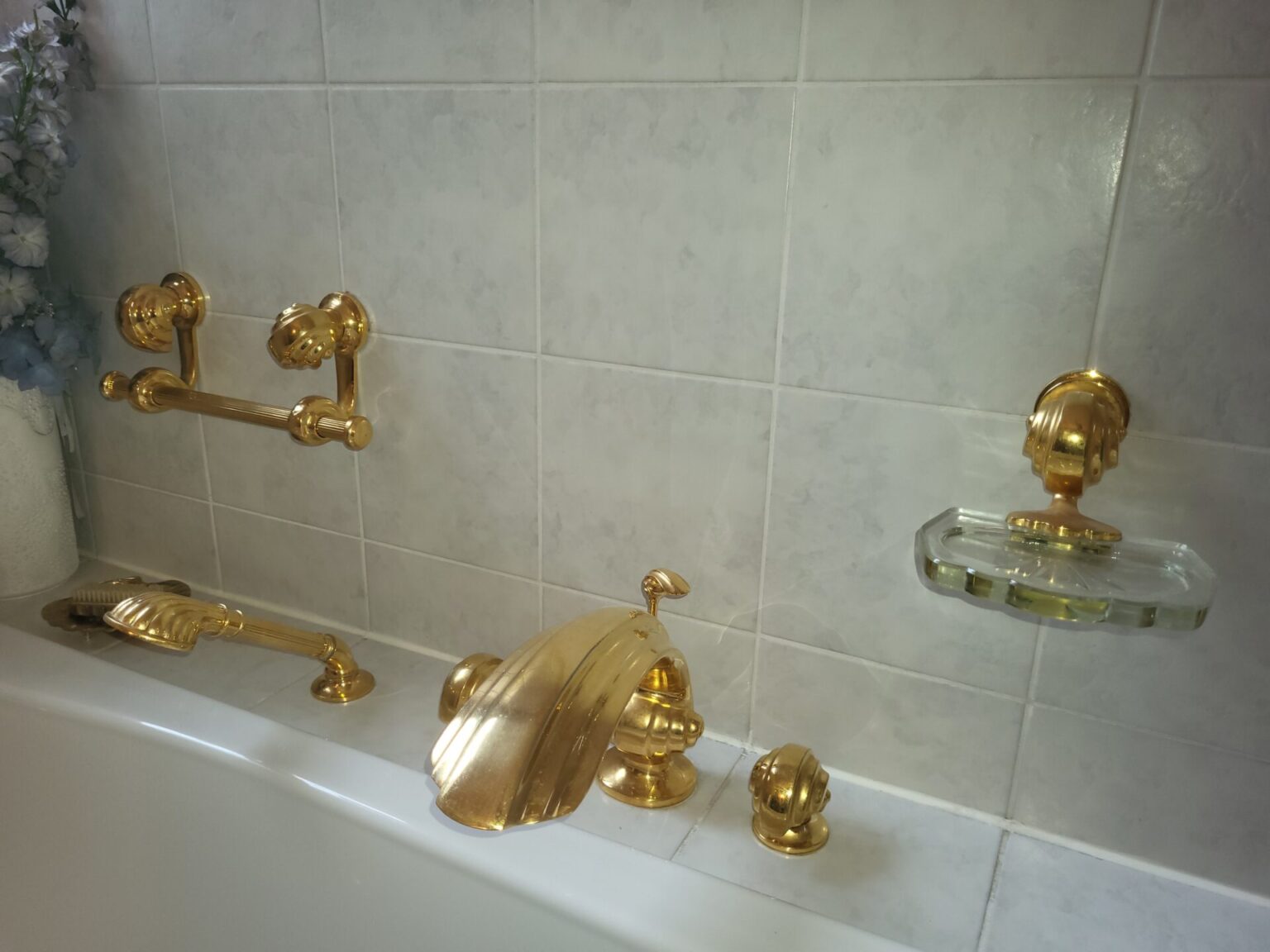 Badezimmer 70er Jahre Gold Muschel Sanitär